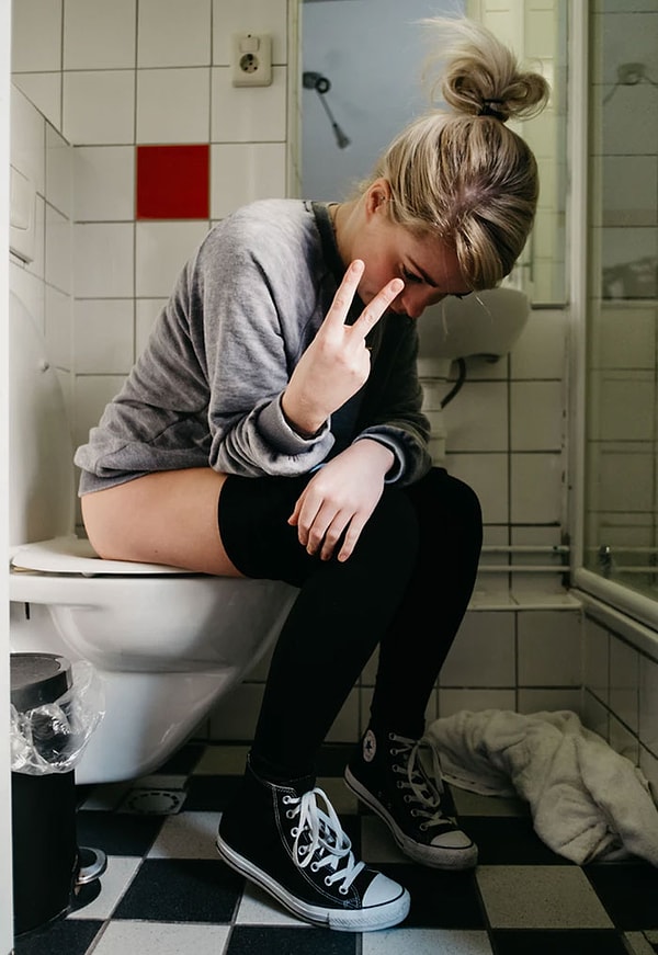 7. "Женщины очень громко писают. Будто из шланга. Такое чувство, что они могут пробить дырку в унитазе"