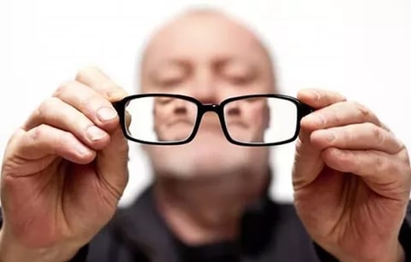 8. Различие цветов. Была однажды ситуация, когда мошенники пробрались на конференцию с фальшивыми значками. Поддельные значки имели немного другой оттенок цвета. Женщины могли заметить разницу, а мужчины - нет