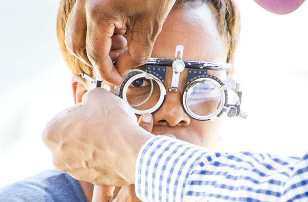 10. "Операция на глаза.  Я не могу водить, и мне 28. Сложнее всего искать работу, если у тебя действительно плохое зрение. И очки не работают.  У меня 60% в очках"