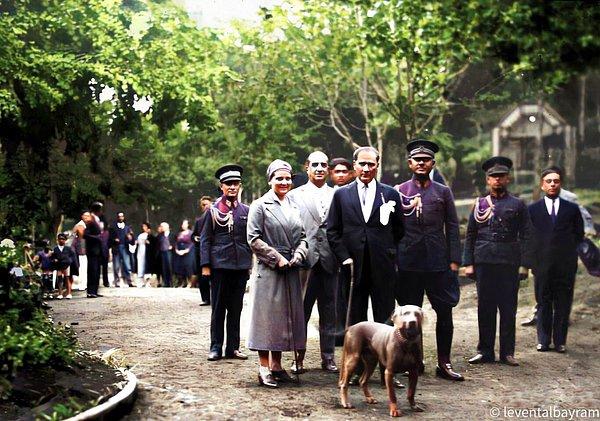 10. Mustafa Kemal Atatürk, manevi kızı Afet İnan ve köpeği Foks Gülhane Parkı'ndan, İstanbul, 1929.