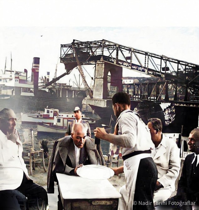 15. Atatürk ve arkadaşlarının kahve keyfi, İstanbul, 1937.
