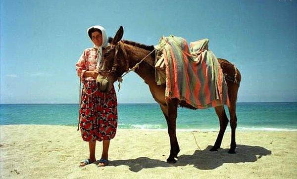 14. Atını gezdiren kadın, Antalya, 1990.