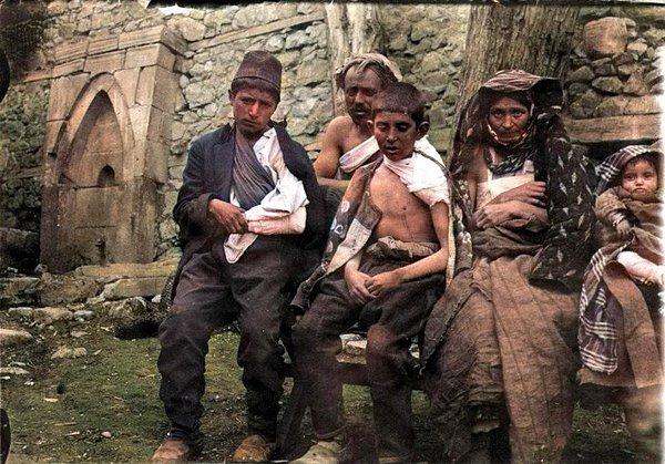 18. 1.Dünya Savaşı'nda Hasankale çatışmasında yaralı bir Türk aile, Erzurum, 1915.