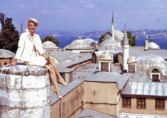 13. Topkapı Sarayı üzerine çıkıp poz veren bir kadın, İstanbul, 1964.