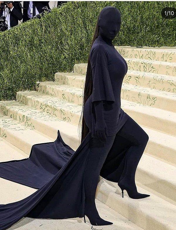 Her tarafını siyah kumaşla sarıp sarmalayan bu köstüm Balenciaga'nın ünlü tasarımcısı Demna Gvasalia'ya ait. Bize hiçbir şey ifade etmeyen bu kostüm, bazıları için işte böyle önemli. Fakat bu bizim Kim Kardashian'ı başka şeylere benzetmemize engel değil.