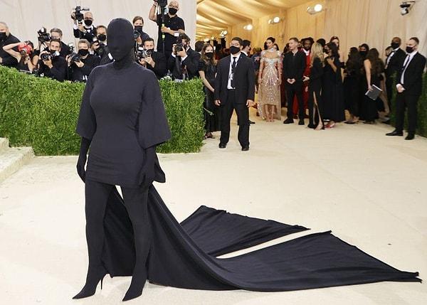 Kostümüyle geceye damga vuran isim ise tabii ki Kim Kardashian oldu.