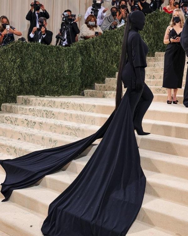 Balenciaga imzalı kostümü ile tepeden tırnağa simsiyah katılan Kardashian'ın yüzü bile gözükmüyordu.