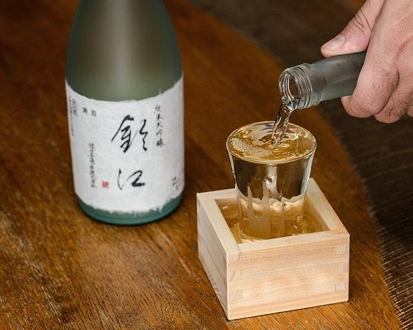 8. "Eşimle Japonya'yı ziyaret ettik. Kendisi Japon olduğu için onun arkadaşlarıyla bir restoranda buluştuk. Yanımdaki adam bana Japonların geleneksel içkisi olan sakeyi uzattı, ben de nezaketen kabul edip içtim."