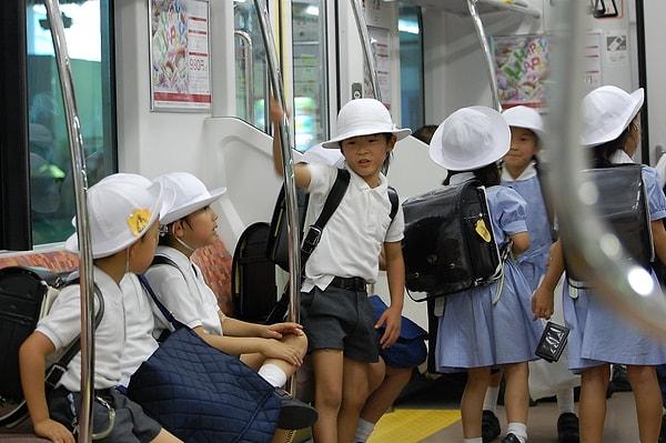 23. "Tokyo'ya tatile gittiğim zaman 5 yaşında çocukların bile kendi başlarına metroya binip okullarına gidip geldiğini gördüm."