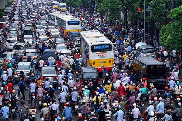2. "Vietnam caddelerine karşı sokağa geçmek resmen bir eziyet. Ortalıkta yaya geçitleri yok, trafiğin azaldığı bir anı yakalayıp kendinizi atıyorsunuz."