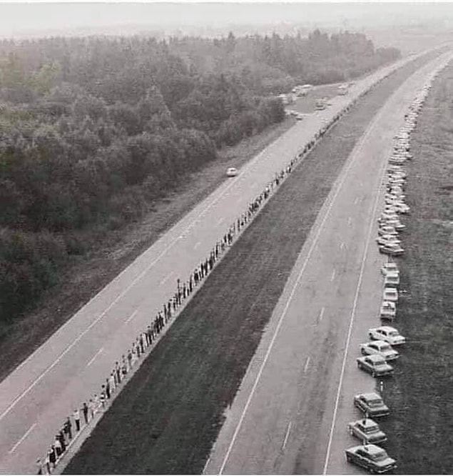 2. 23 Ağustos 1989 tarihinde Letonya, Estonya ve Litvanya’dan yaklaşık 2 milyon insan bir araya gelerek Sovyetler Birliği’nden kurtulmak ve komünizmin yalnızca acıya ve açlığa neden olduğunu anlatmak için 600 kilometrelik bir insan zinciri oluşturmuştur.