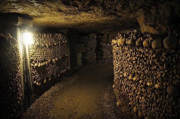 4. Paris'te milyonlarca insanın kafatasının yer aldığı bu yeraltı mezarlığı: