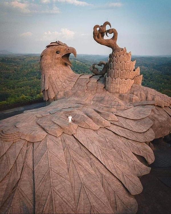 12. Hindistan’da bulunan Jatayu Parkı’nda dünyanın en büyük kuş heykeli bulunmakta. Heykel yaklaşık 1400 metrekarelik bir alanı kaplıyor. 61 metre uzunluğunda, 46 metre genişliğinde ve 21 metre yükseklikte.