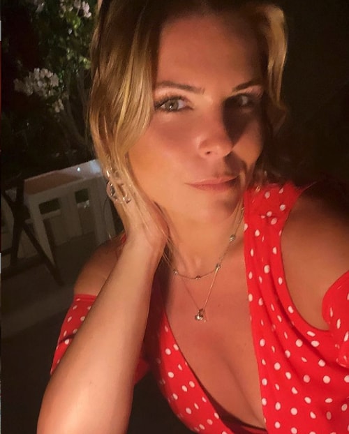Sosyal medya hesabını aktif kullanan ünlülerden biri de Pelin Öztekin.