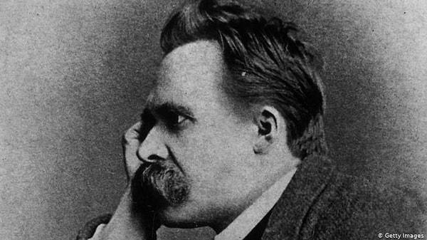 Nietzsche'ye göre özgür olmak 'kendin olarak kalmaktan' geçer.