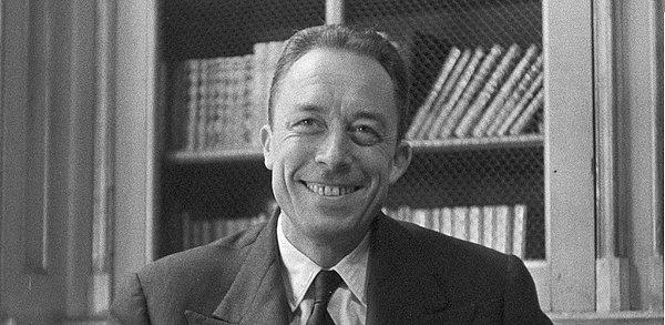 8. Camus 1955'te Yabancı için verdiği eski bir taslağı yeniden gözden geçirdi.