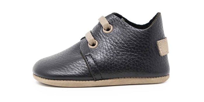 Bebeklerde İlk Adım Ayakkabısı Nasıl Olmalıdır? Bebeklerde Yürüme Kolaylaştırma Nasıl Sağlanır?