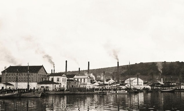 Soldaki büyük taş bina: Yıkılan Şevket Osman Karaca Sabun ve Zeytinyağı Fabrikası - 1920'lerin sonu, Ayvalık