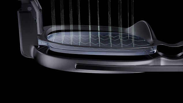 Xiaomi, gözlükteki MicroLED çipin 'aşağı yukarı bir pirinç tanesi kadar' dediği 2,4mm x 2,02mm boyutlarında olduğunu ve aydınlatmanın 2 milyon nite kadar ulaştığını söylüyor.