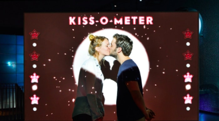 Хотите знать, сколько бактерий обменивается во время поцелуя? В музее, посвященный микробам, есть интерактивный измеритель поцелуев