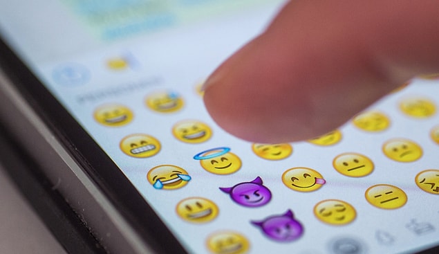 Emojiler artık internet kültürünün vazgeçilmez bir parçası oldu biliyorsunuz ki. Hatta her sene 17 Temmuz'da Dünya Emoji Günü bile kutlanıyor!