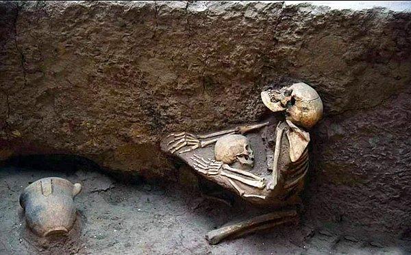 1. Bundan 4 bin yıl önce Çin’de meydana gelen bir deprem esnasında çocuğunu korumaya çalışan bir anne ve bebeğinin iskeleti:😢