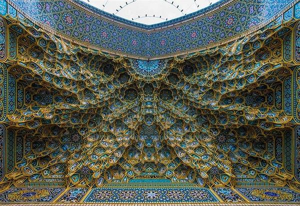 3. İran'da bulunan bir caminin tavanı: