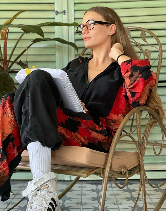 7. Serenay Sarıkaya, yer alacağı projeyle ilgili heyecanını dile getirdiği bir paylaşım yaptı!