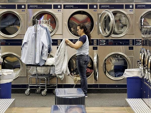 11. Büyük şehirlerde çamaşırhane bir kültür ve herkes çamaşırını burada yıkıyor.