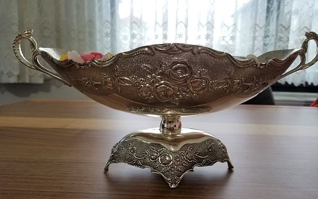 5. Bayramdan kalan kağıtlı şekerleri içinde bulunduran gondol şekerlik. Bunların bir de porselen olanları vardı.