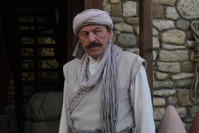 İshak, Hızır’ın baba ocağı Midilli’de olmasından çok memnundur ancak Hızır’ın aklında da kitapçı Süleyman Usta ile birlikte peşine düştüğü büyük ve kutsal “sır” vardır.