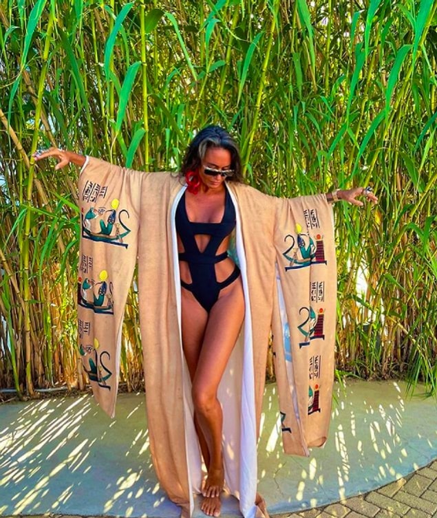Her zaman yanık teni, envai çeşit bikini ve mayosu, kendine has pozlarıyla (bazen çalıntı da olsa) bu yaz yine ortamlardaydı Eda Taşpınar.