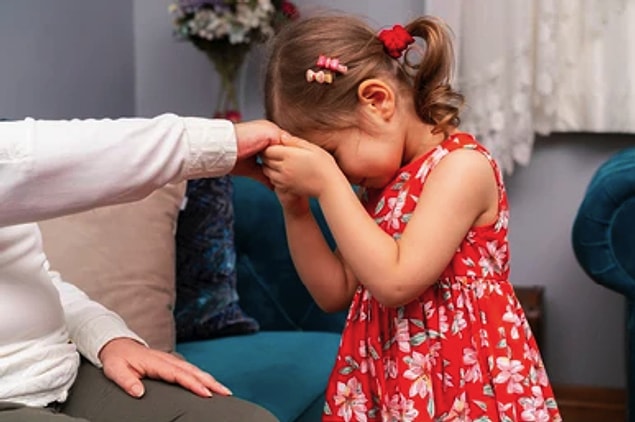 Özellikle 80'lerde ve 90'lı yıllarda çocuk olanlar hatırlayacaktır, eve misafirin gelmesi demek olağanüstü hâl ilanı demektir. Ve misafir her zaman oturup televizyon seyrettiğimiz odada değil, normal zamanda girilmesi yasak olan salonda ağırlanır. Biz şimdi o salona annemizden-babamızdan gizlice giriyoruz ve içerde neler olduğuna tek tek bakıyoruz.