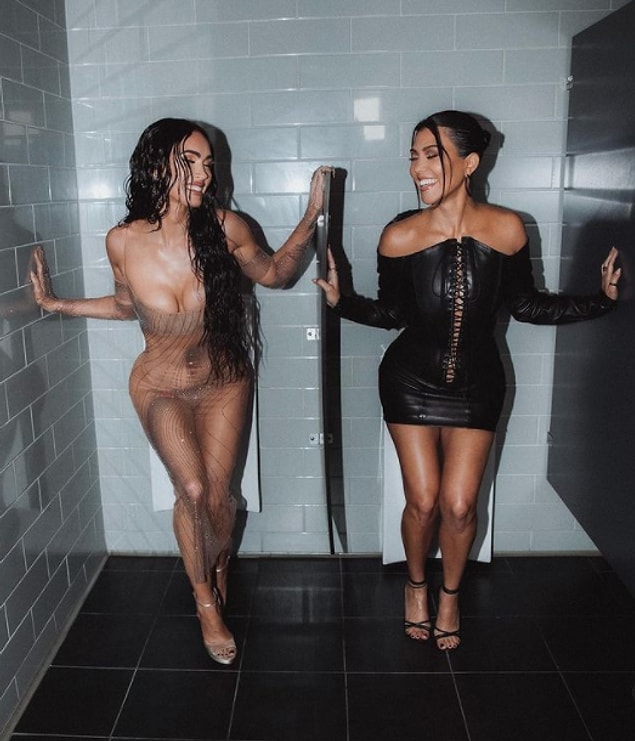 Derken gecenin ilerleyen saatlerinde epey konuşulacak pozlar gelmeye başladı! Megan, erkekler tuvaletinde Kourtney ile çekildiği fotoğrafı Instagram'da 'Kourtney ve ben birbirimize aşığız' notu ile paylaştı.
