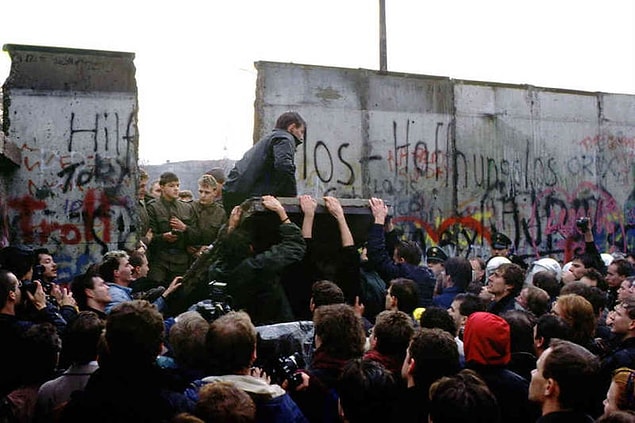 2. Berlin Duvarı'nın yıkılış anı.