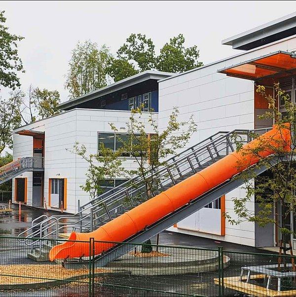 8. Kanada, Vancouver'da bulunan bir ilkokulun çıkış kısmında merdiven yerine bu kaydıraklardan yerleştirilmiş.😅