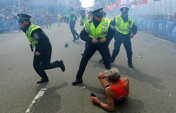 7. 78 yaşındaki Bill Iffrig, 2013 Boston Maratonu bombalamasının ardından yerde yatıyor.