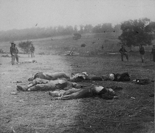 13. 1863'te Gettysburg savaş alanına dağılmış ölü askerler.