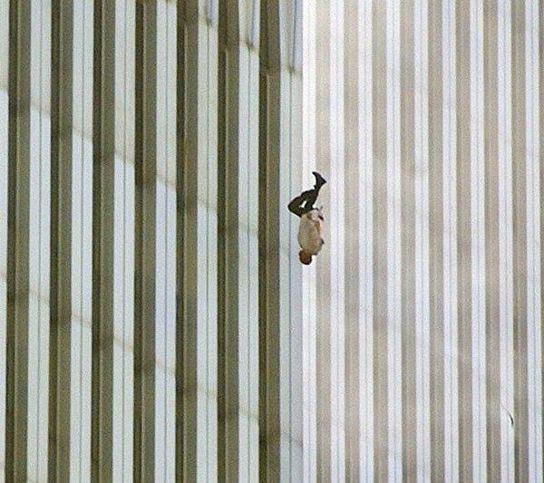 14. 11 Eylül saldırılarında Dünya Ticaret Merkezi'nden düşen bir adam.