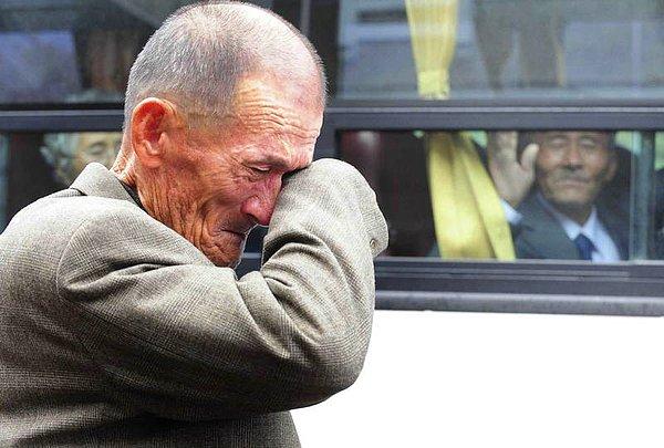 20. Güney Koreli bir adam, Kuzey Koreli akrabasıyla ayrılırken gözyaşı döküyor.