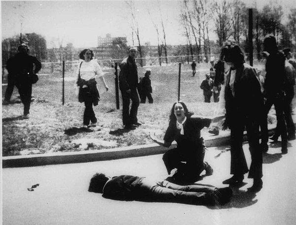 26. 14 yaşındaki Mary Ann Vecchio, 1970'te Kent State saldırıları sırasında Ohio Ulusal Muhafızları tarafından vurulduktan hemen sonra ölen Jeffrey Miller için ağlıyor.