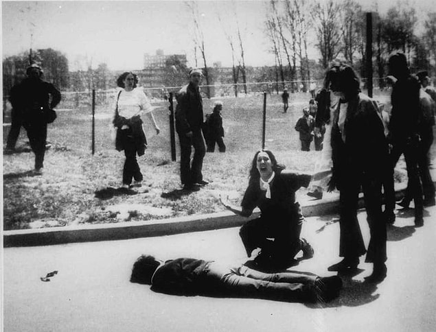 26. 14 yaşındaki Mary Ann Vecchio, 1970'te Kent State saldırıları sırasında Ohio Ulusal Muhafızları tarafından vurulduktan hemen sonra ölen Jeffrey Miller için ağlıyor.