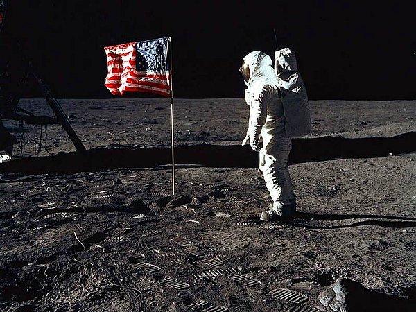 27. Apollo 11 mürettebatının aya insanlığın ilk fiziksel eşyasını bıraktığı an.