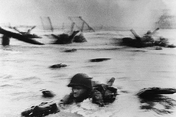 31. D-Day'de sulardan çıkan bir asker.