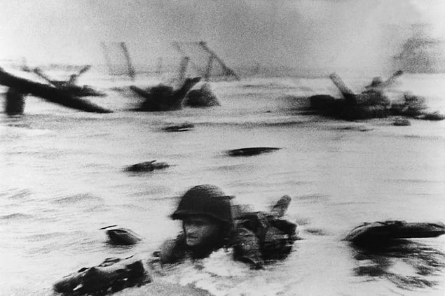 31. D-Day'de sulardan çıkan bir asker.