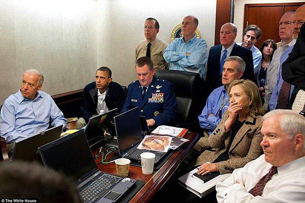 32. Obama, Clinton ve Biden, Usame Bin Ladin'in yerleşkesine yapılan baskını canlı yayınla izliyor.