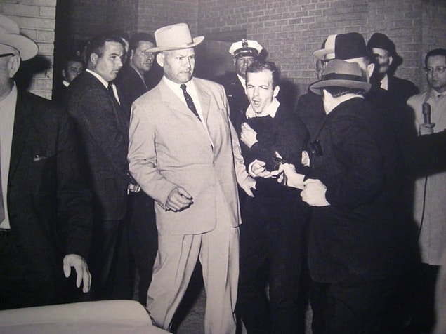 33. Gece kulübü sahibi Jack Ruby, Kasım 1963'te JFK'yi öldüren Lee Harvey Oswald'ı vururken.