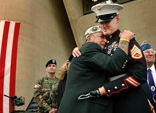 34. Pearl Harbor'dan sağ kurtulan bir gazi, başka bir gaziyi kucaklıyor.