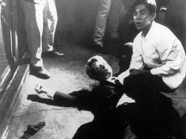 38. Haziran 1968'de Sirhan Sirhan tarafından vurulmasından hemen sonra Robert F. Kennedy ve yanında oturan Juan Romero.