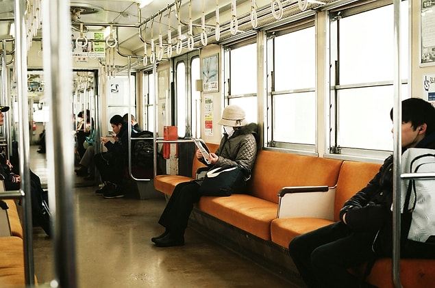 3. Metroda telefonla konuşmayın, yoksa kötü bakışları üzerinize çekersiniz.